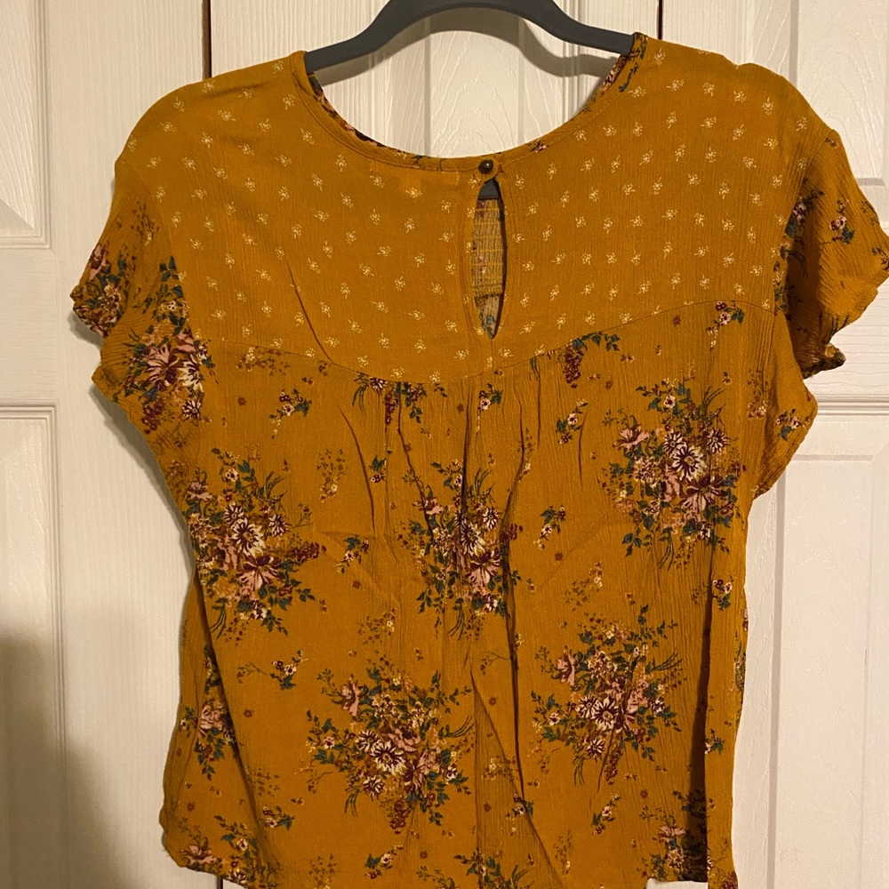 Jolt size medium (runs small).  Super cute top! - Picture 3 of 3